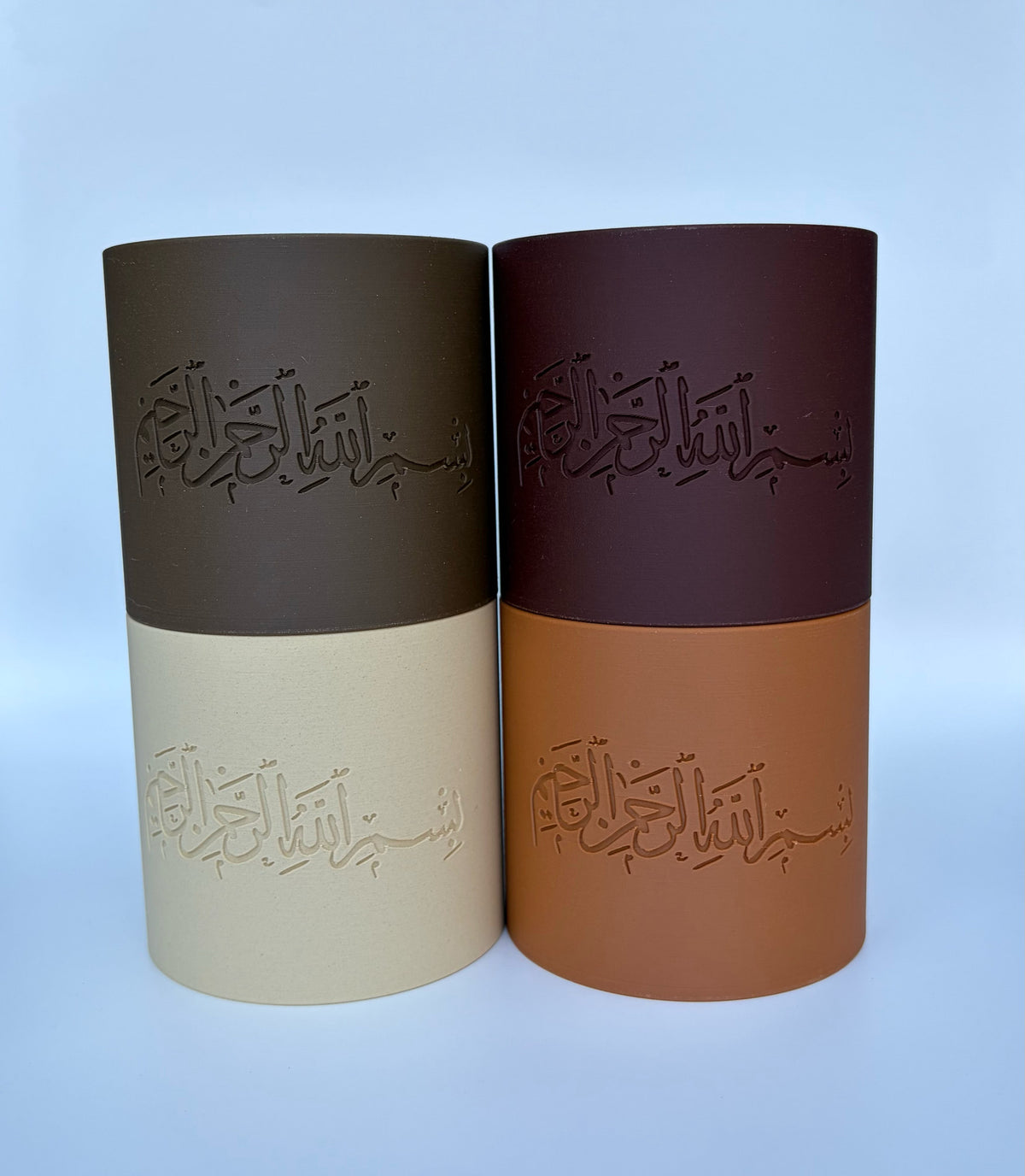 Vier Basmala-Vasen in Walnuss, Rosenholz, Birke und Lehm, als zwei gestapelte Paare frontal fotografiert. Farbvergleich, kein Set-Angebot.