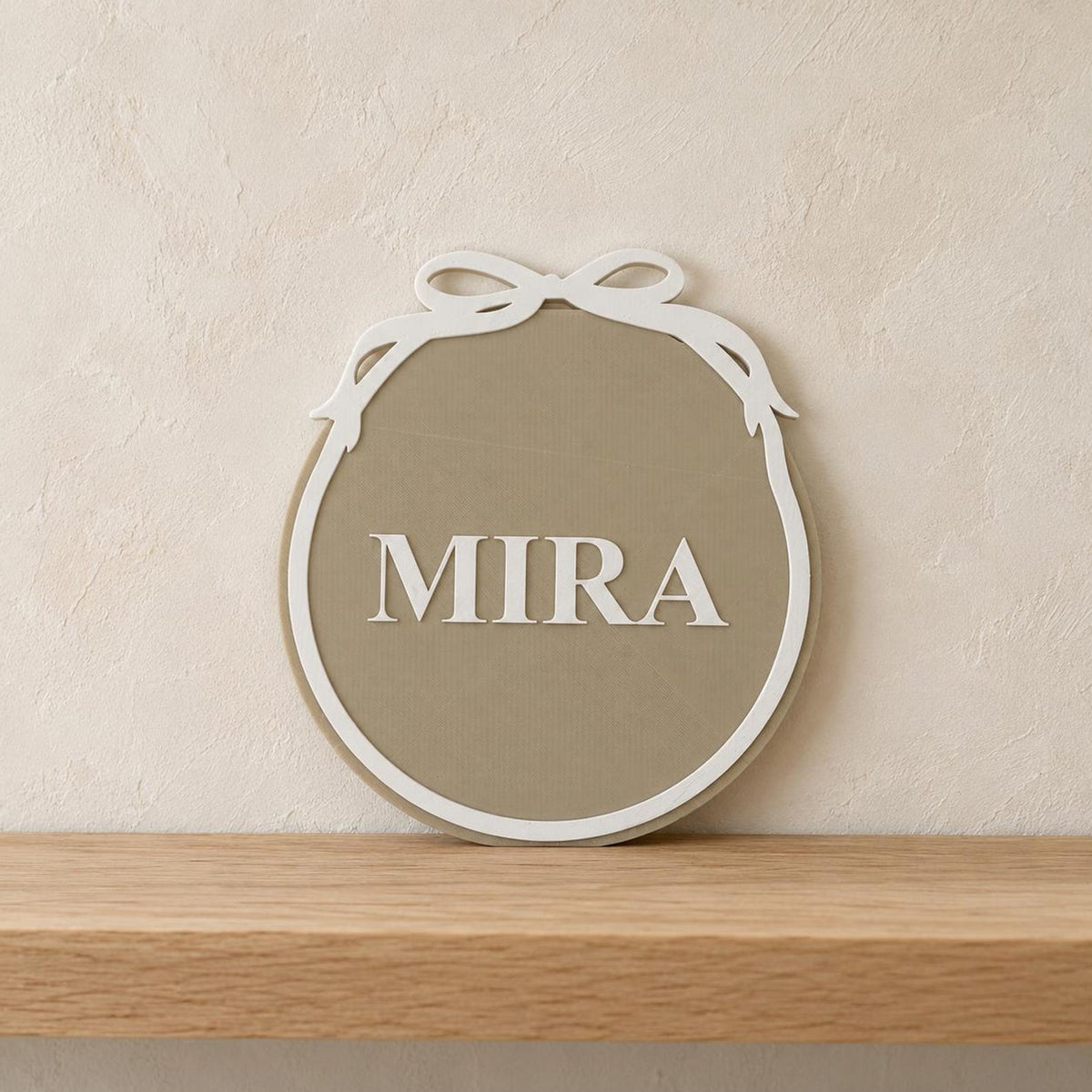 Namensschild MIRA mit Schleife – Gestaltungsidee im Kinderzimmer